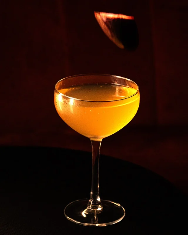 The perfect transition.A cocktail’s journey toward perfection.An evening of cocktails and smiles. ✨🍸😊Book your table for an ultimate night.#bngrup #skyfall #bngruprestaurants #dinnershow